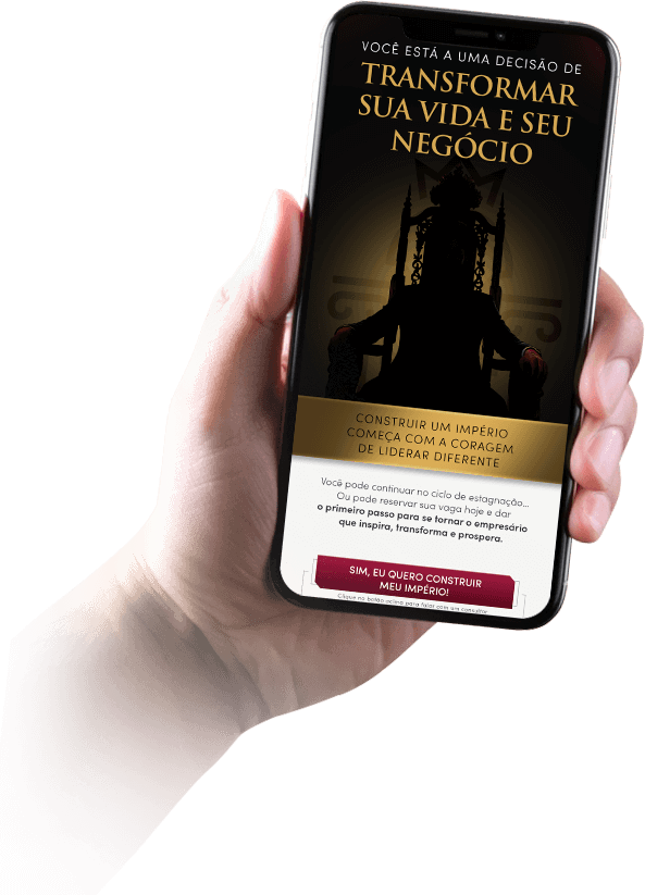Mão segurando smartphone com página de vendas exibindo a mensagem 'Transformar sua vida e seu negócio'